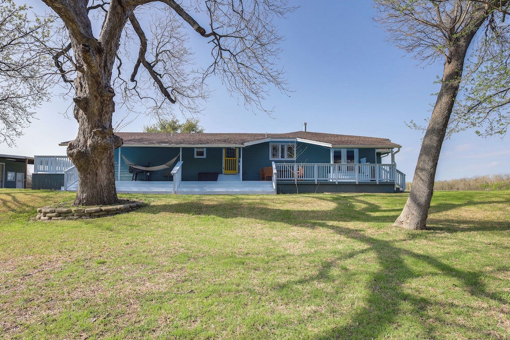 Riverside Texas Retreat w Wraparound Porch pet-friendly hotel Thorndale
