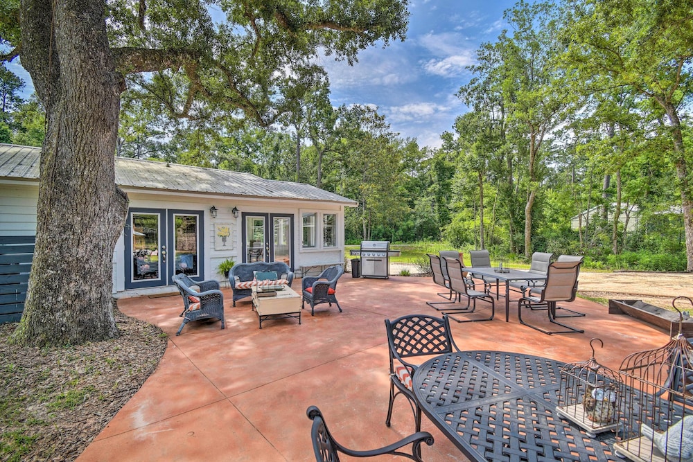 Riverside New Magnolia Springs Home with Dock Beach — 4-Star Luxury Hotel in Foley, United States