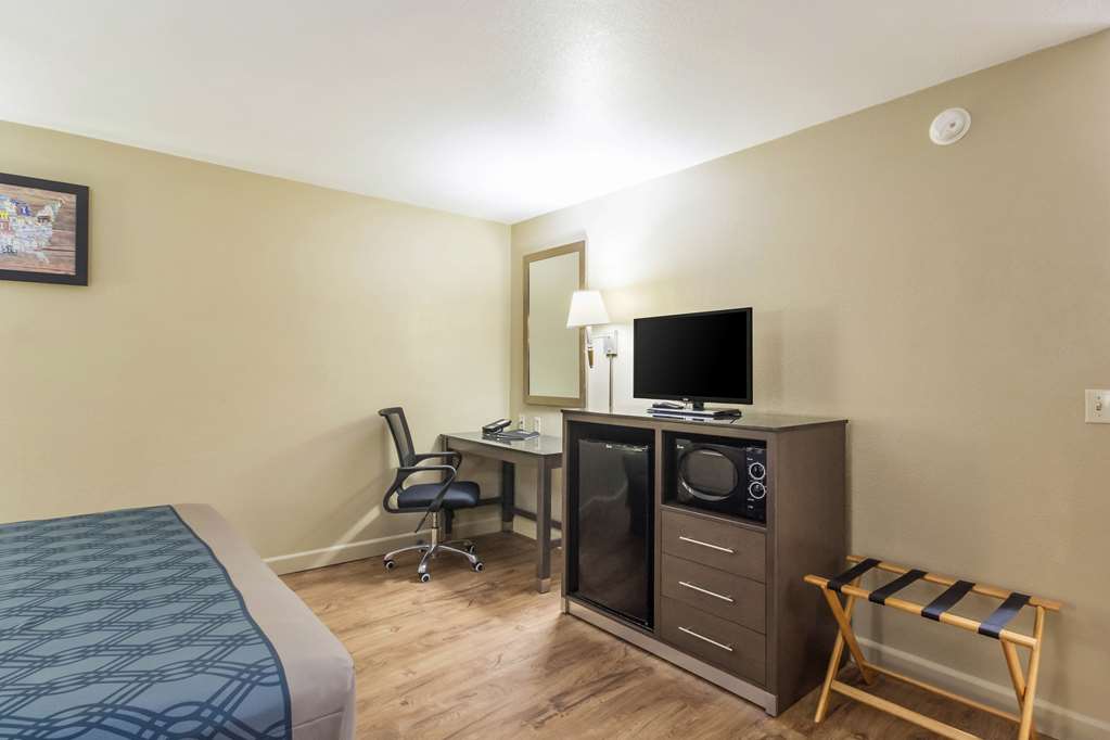 Econo Lodge Inn & Suites I 35 at Shawnee Mission - photo 9