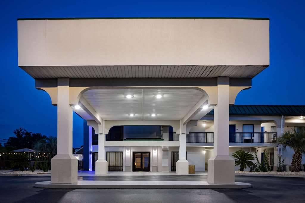 Days Inn & Suites by Wyndham Savannah Midtown - photo 3