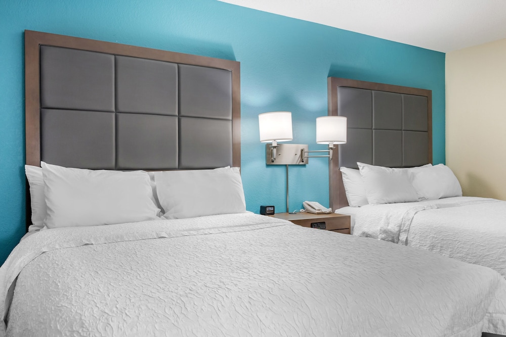 Hampton Inn Adel - photo 5