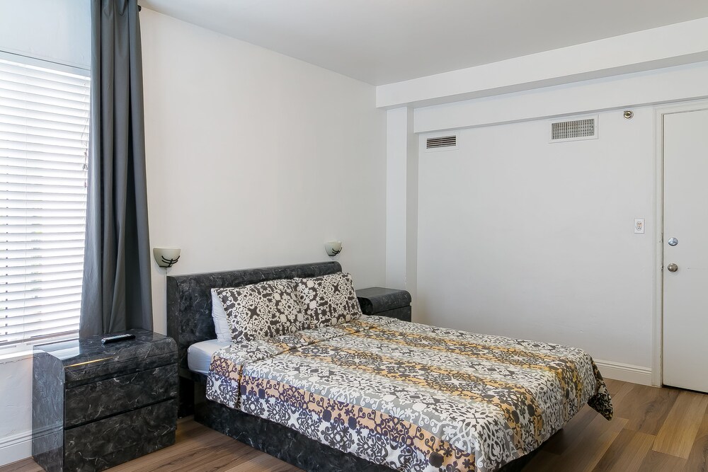 Tropics Hotel and Hostels - photo 7