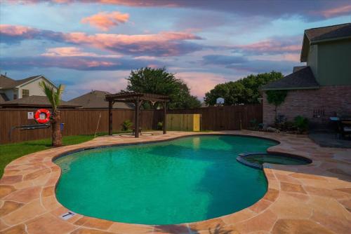 Amazing Modern Spacious Home with Pool — 4-Star Luxury Hotel in Rowlett, United States