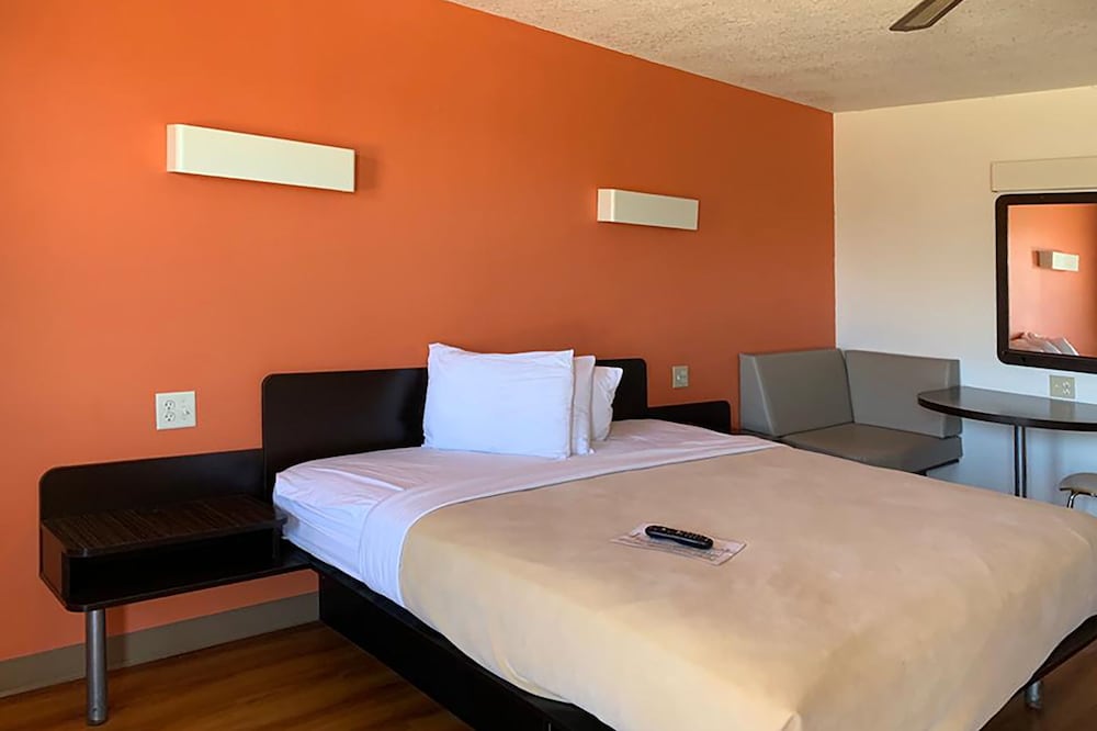 Motel 6 Cameron - photo 5