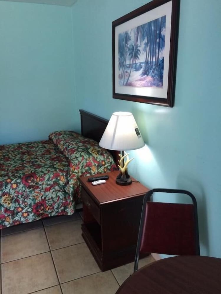 Skylark Motel - photo 11