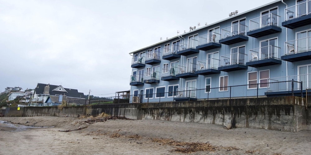 The Sandcastle Beachfront Hotel - photo 95