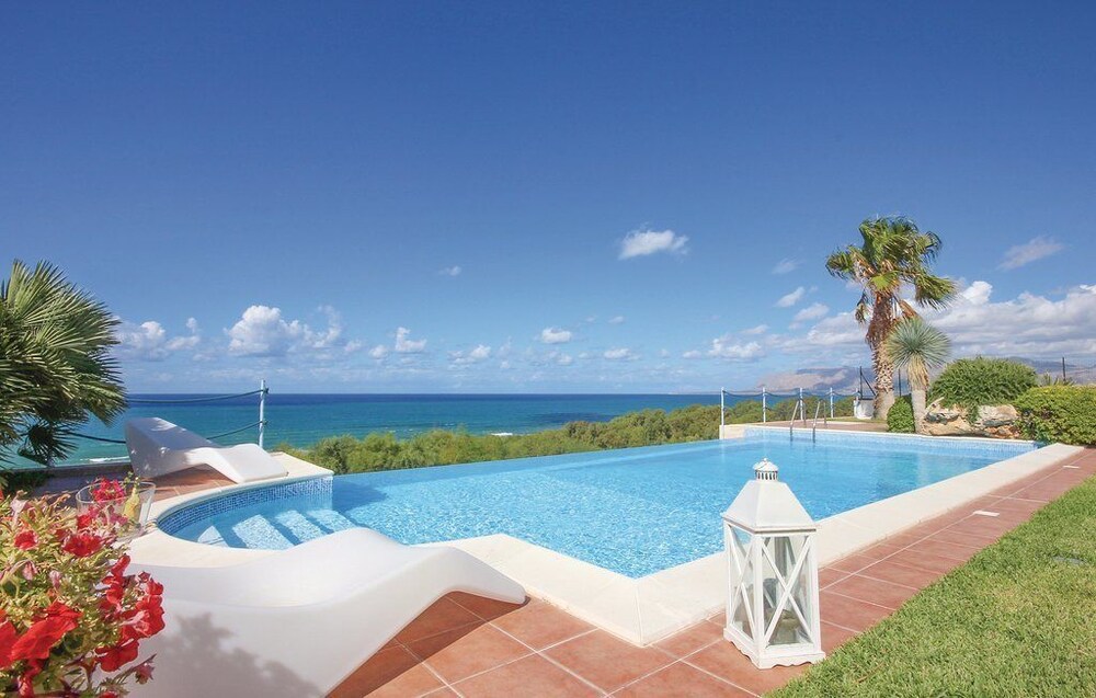 Villa Malù villa con piscina sul mare — 4-Star Luxury Hotel in Alcamo, Italy
