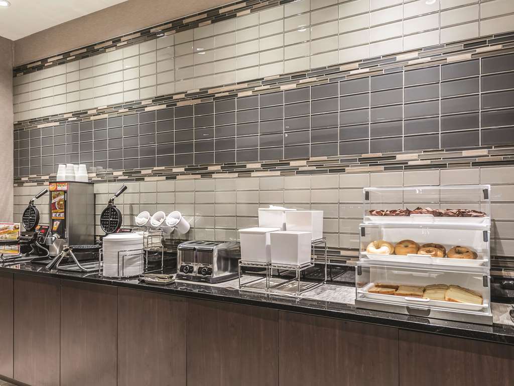 La Quinta Inn & Suites by Wyndham Cincinnati Sharonville - photo 53