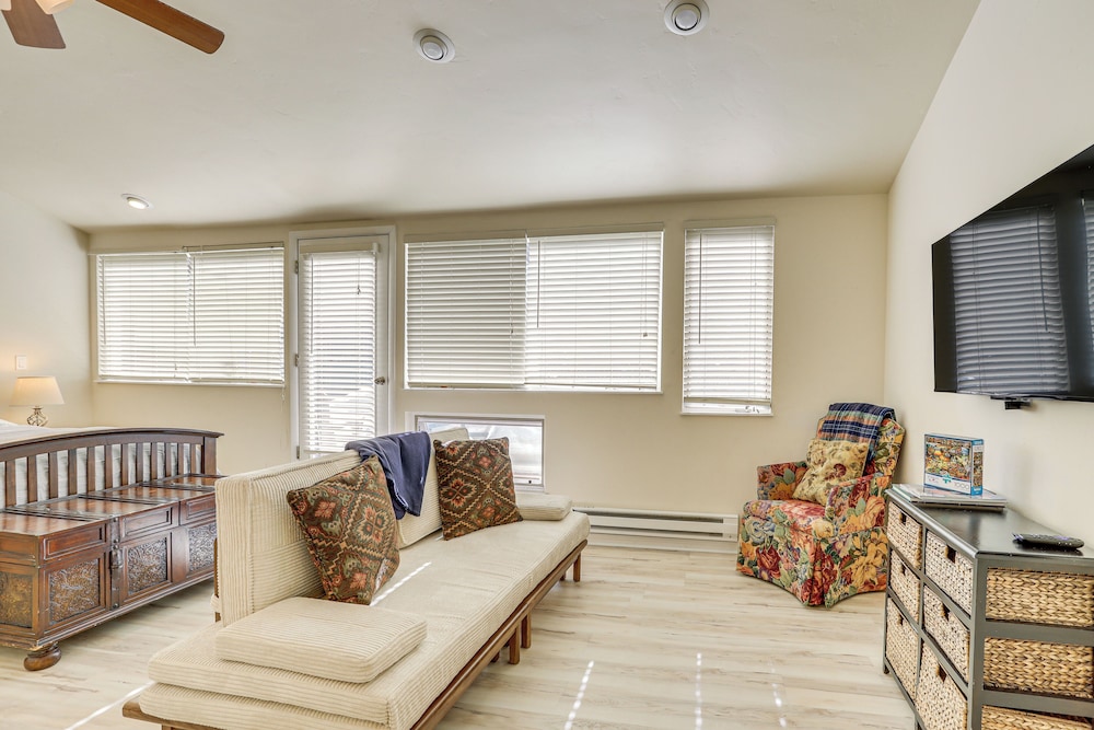 4 Mi to Vail Ski Resort: Cozy Getaway w Deck in Vail, United States