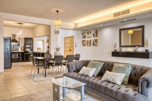 Spacious 3 Bedroom Apt in St Julians — 4-Star Luxury Hotel in San Giljan, Malta