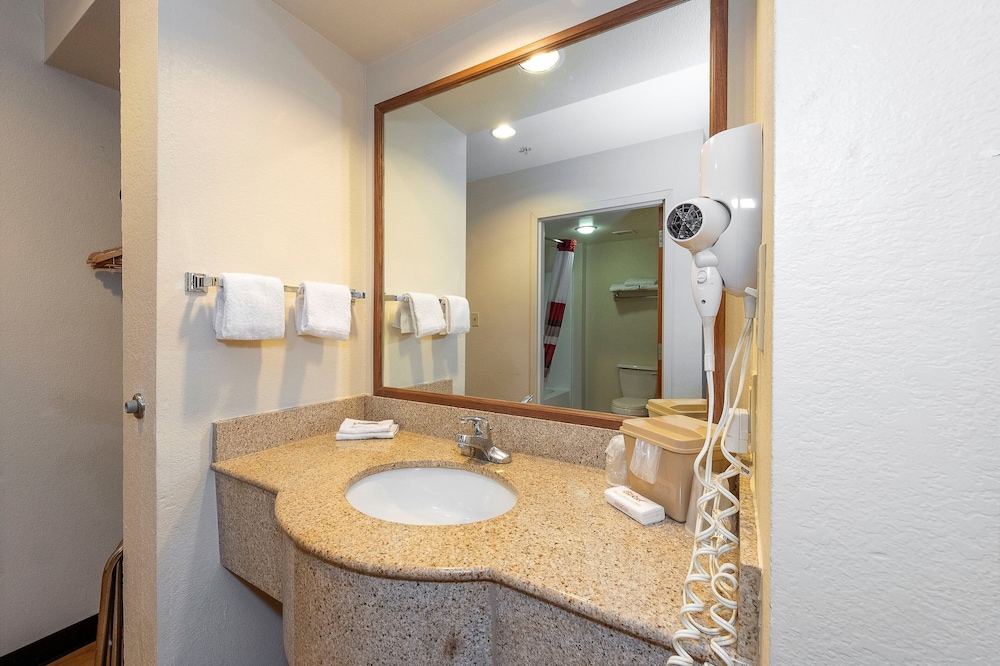 Red Roof Inn & Suites Biloxi Ocean Springs - photo 31