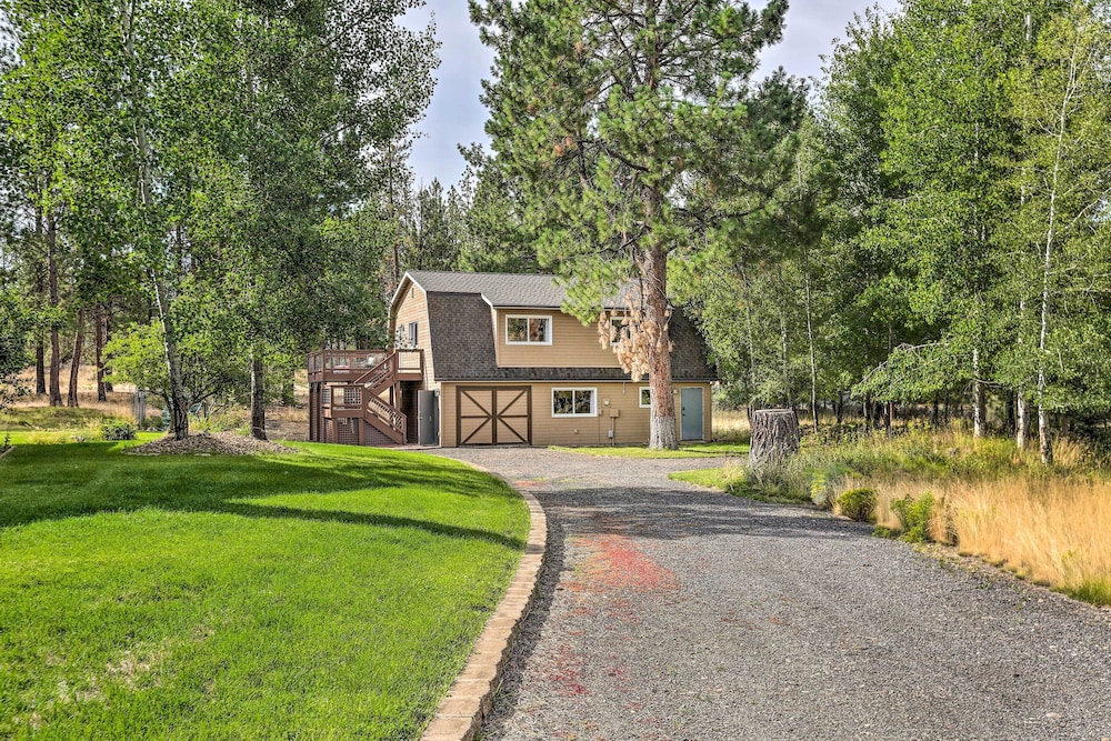 Upscale Bend Barn with Deck Close to Trails - last minute hotel in Bend