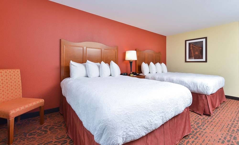 Hampton Inn Clinton IA - photo 10