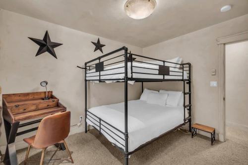 Rustic 2BR Steps from Main St — Bridgeport — photo 5