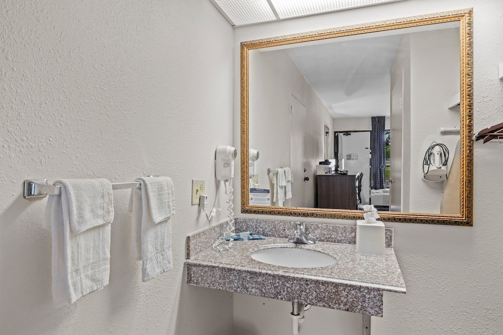 Garnet Inn & Suites Morehead City near Atlantic Beach - photo 26