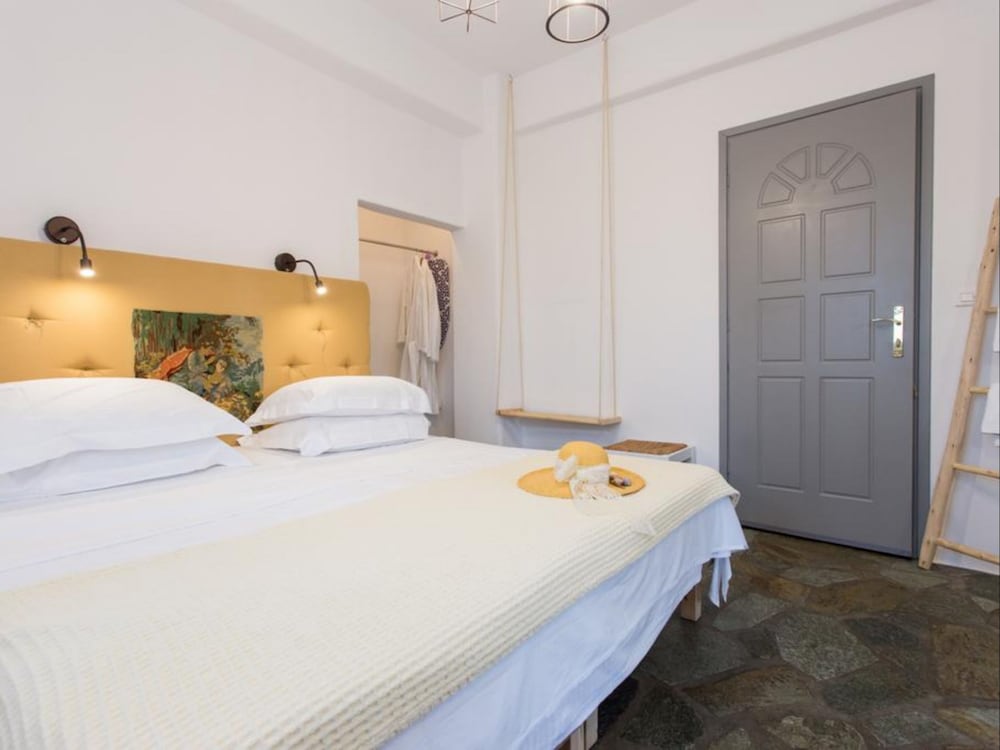 Evi Rooms - carbon neutral hotel in Paros