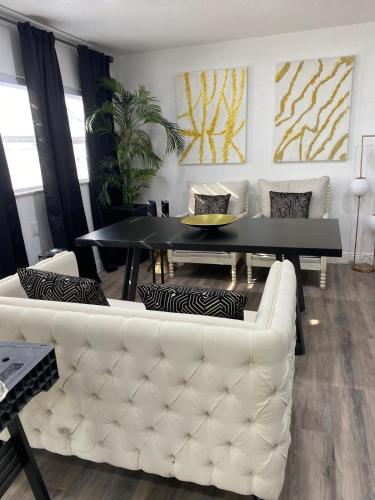 Backyard Modern Zen Retreat with Inside Modern Vibe — 4-Star Luxury Hotel in Tampa, United States