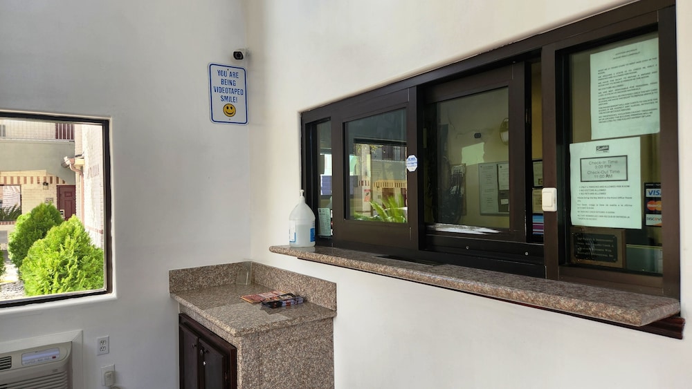 Scottish Inns & Suites Sam Houston Pkwy - photo 3