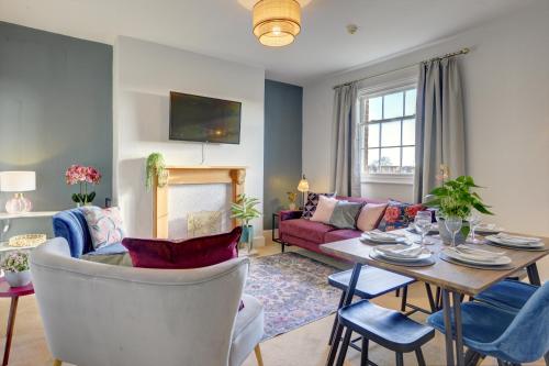Regency Nest by Spa Town Property Stylish 3 Bedroom Apartment on 2 Floors Central Leamington Spa — 4-Star Luxury Hotel in Royal Leamington Spa, United Kingdom