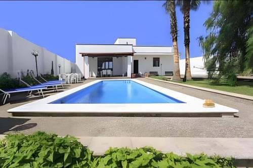 Villa Leonardo con piscina privata — 4-Star Luxury Hotel in Tiggiano, Italy