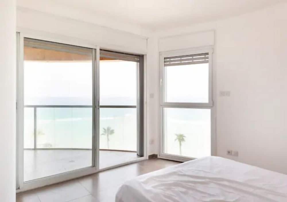 Iconic Tower 3BR l Frontline Sea View l Mamad — Bat Yam — photo 2