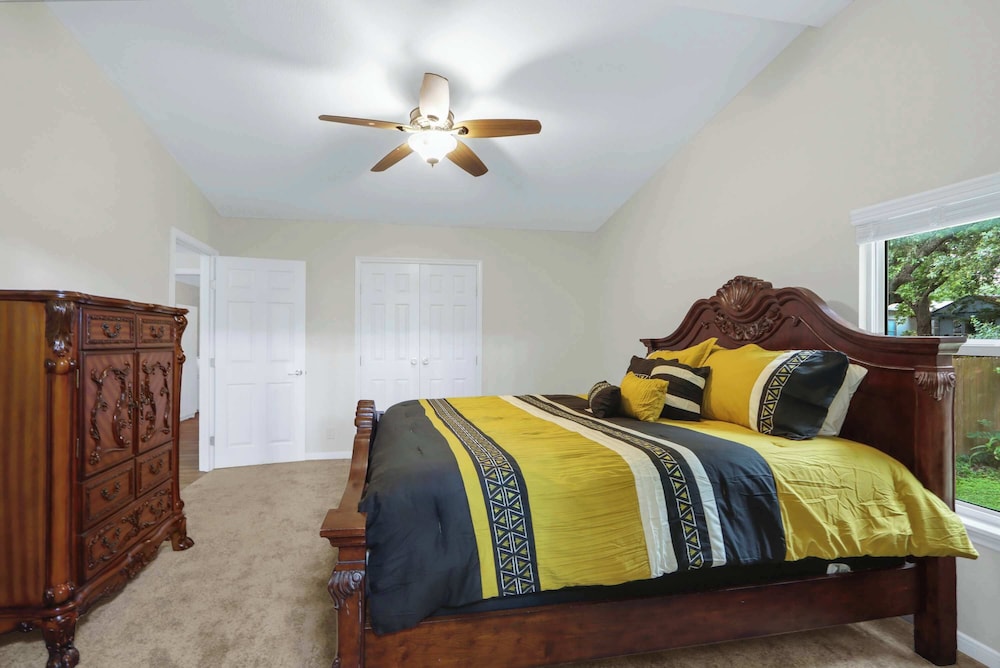 River Bend Retreat 2 Homes for 12 Next to Lake Dunlap — 4-Star Luxury Hotel in New Braunfels, United States