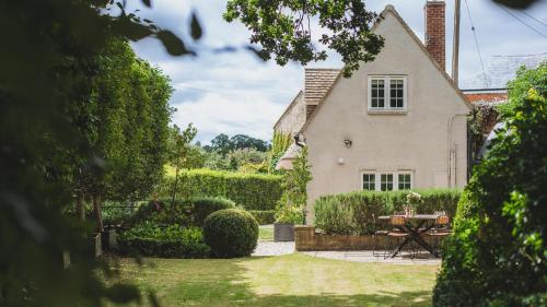 Thatch Cottage — 4-Star Luxury Hotel in Stow On The Wold, United Kingdom