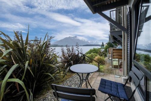 Misty Lakes Lakefront Apartment — 4-Star Luxury Hotel in Queenstown, New Zealand