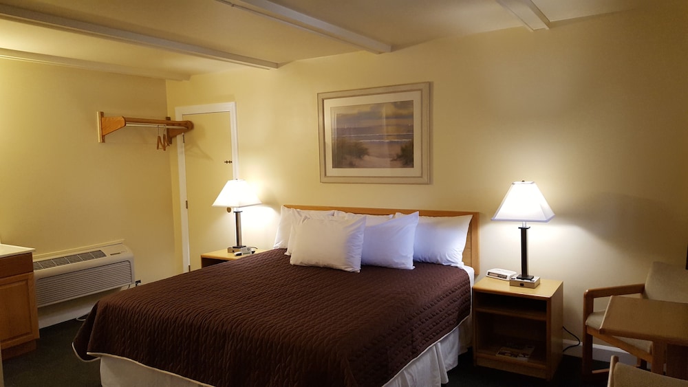 Captain's Quarters Motel - photo 7