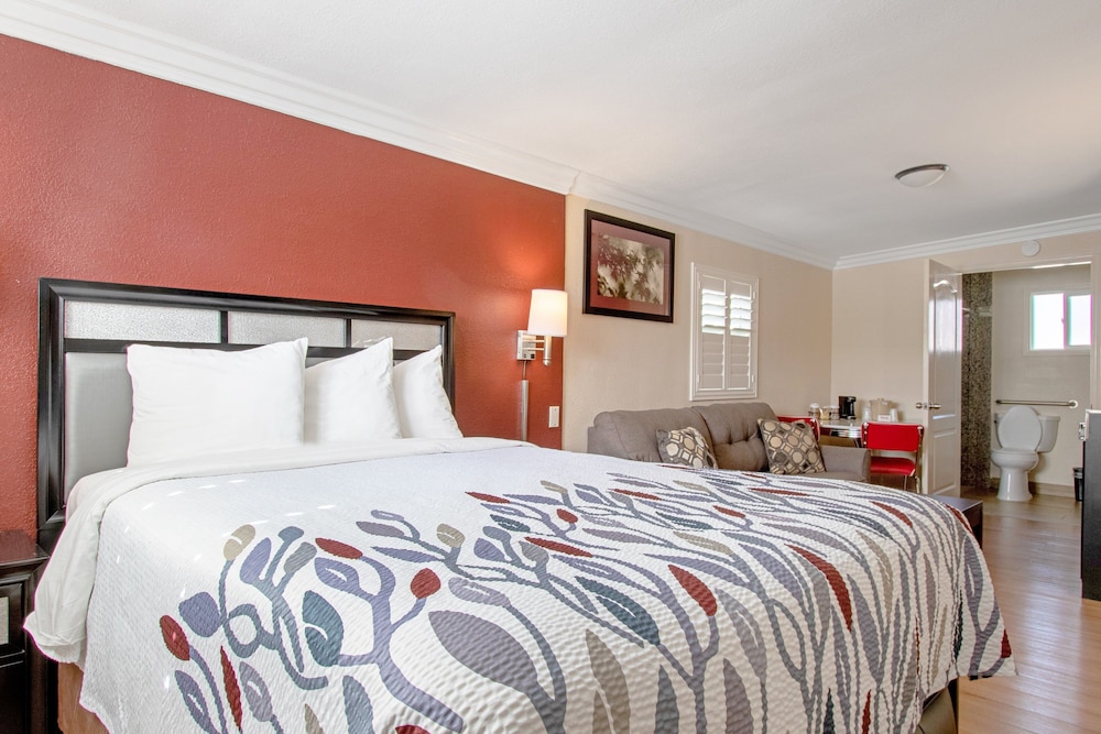 Red Roof Inn & Suites Monterey - photo 7