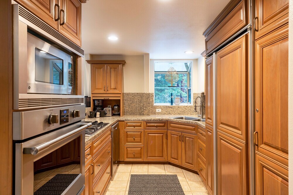 New Listing Stylish Ski & Lake Getaway w Deck home