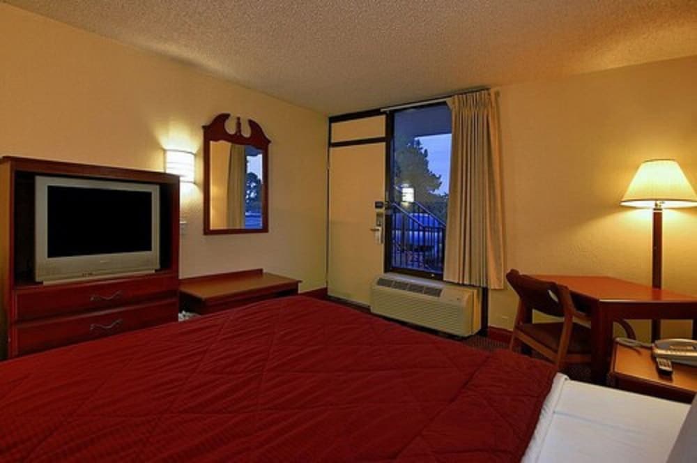 Super 6 Inn Suites - photo 18