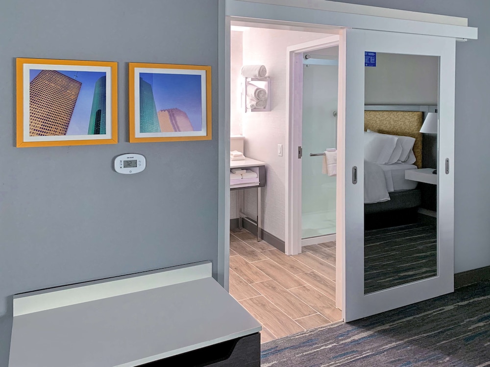 Hampton Inn & Suites Houston East Beltway 8 - photo 33