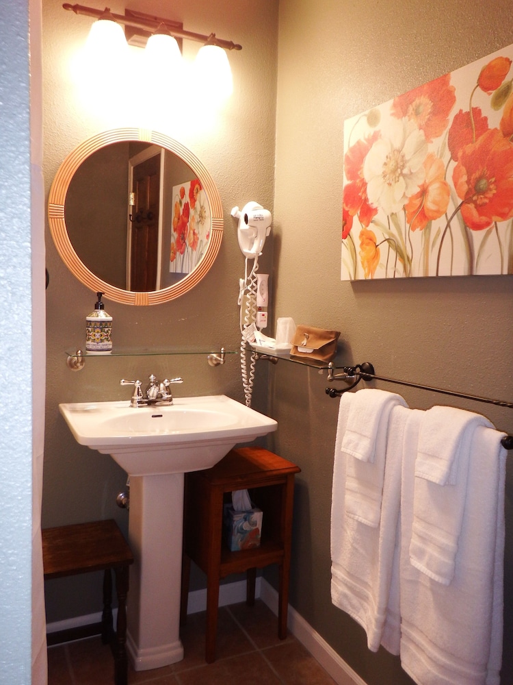 Bad Rock Bed and Breakfast Inn - photo 50