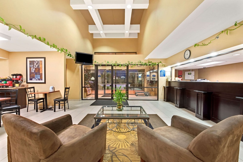 Days Inn & Suites by Wyndham DeSoto - photo 3