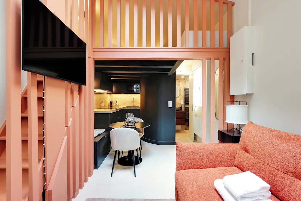 Appartement Chic and Cosy canal Saint Martin — 4-Star Luxury Hotel in Paris, France