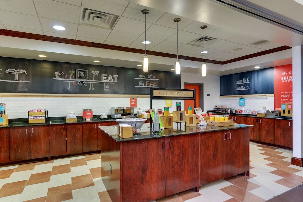 Hampton Inn & Suites Indianapolis Airport - photo 44