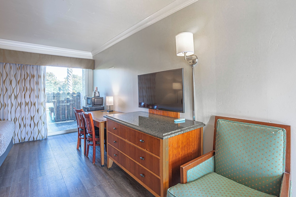 Aloha Inn - photo 9