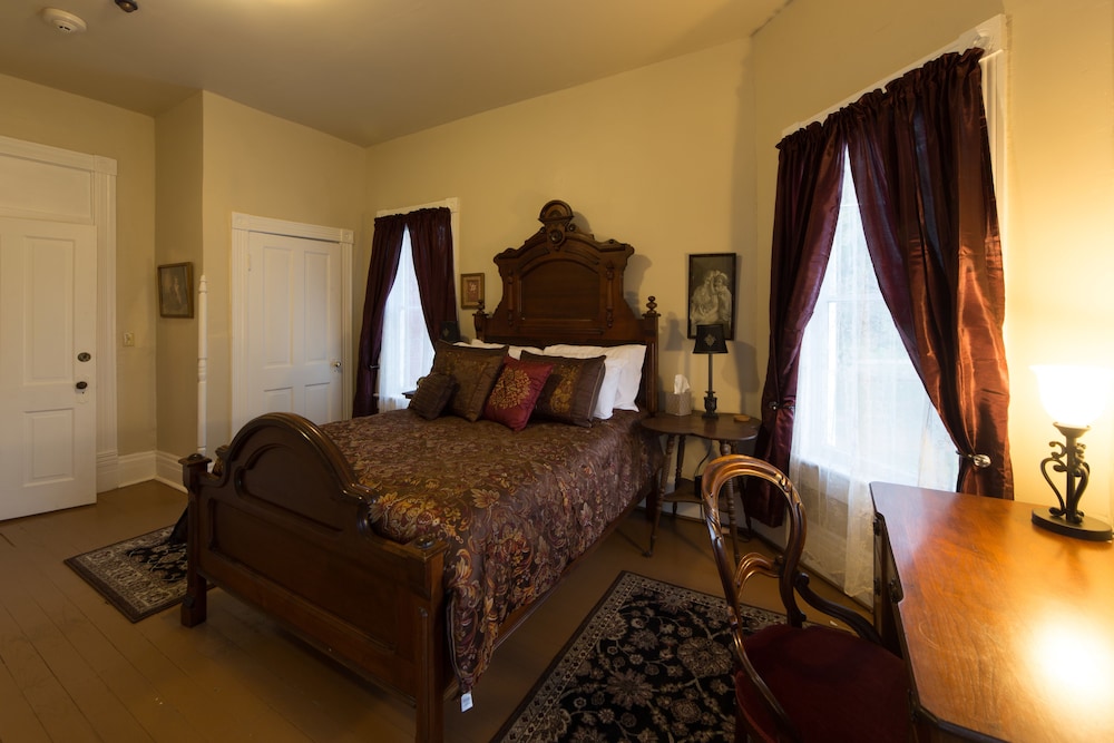 Grand Victorian Inn - photo 11