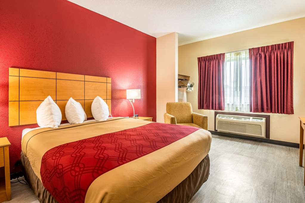 Econo Lodge Topeka at Wanamaker - photo 9