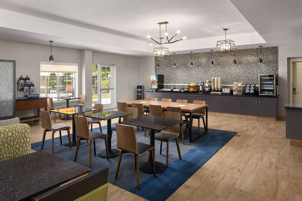 La Quinta Inn & Suites by Wyndham Santa Clarita Valencia - photo 33