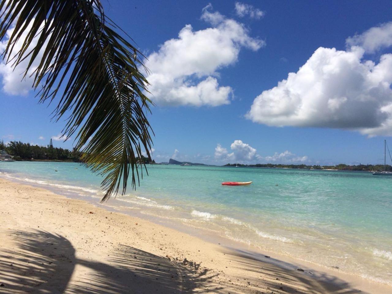 Bel appartement sur la route côtière à 50 m d une très belle plage — 4-Star Luxury Hotel in Grand Baie, Mauritius