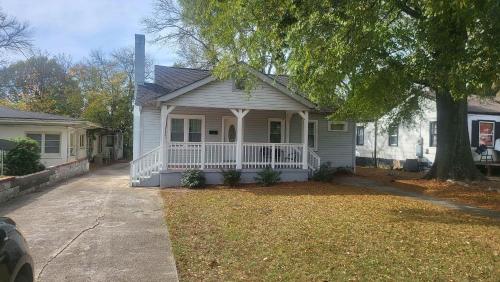Large Renovated Cottage on East Lake Park — 4-Star Luxury Hotel in Birmingham, United States