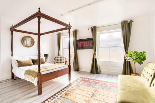 Victorian Style Apartment w Four Poster Bed in Camden Town — 4-Star Luxury Hotel in London, United Kingdom