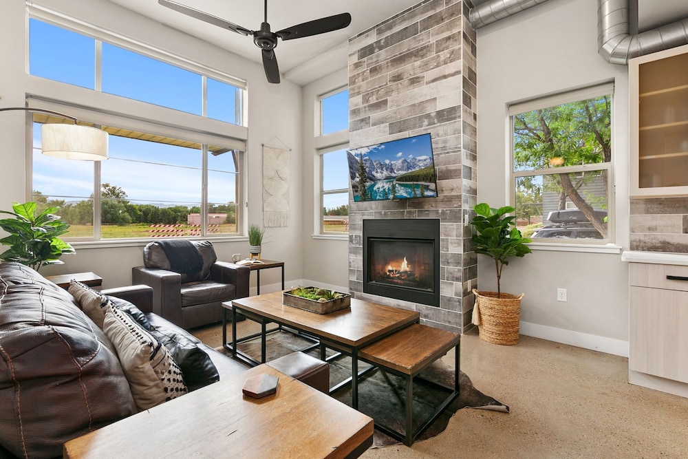 Old Town Modern New Build: Rftp Spa W Mtn Views in Fort Collins, United States