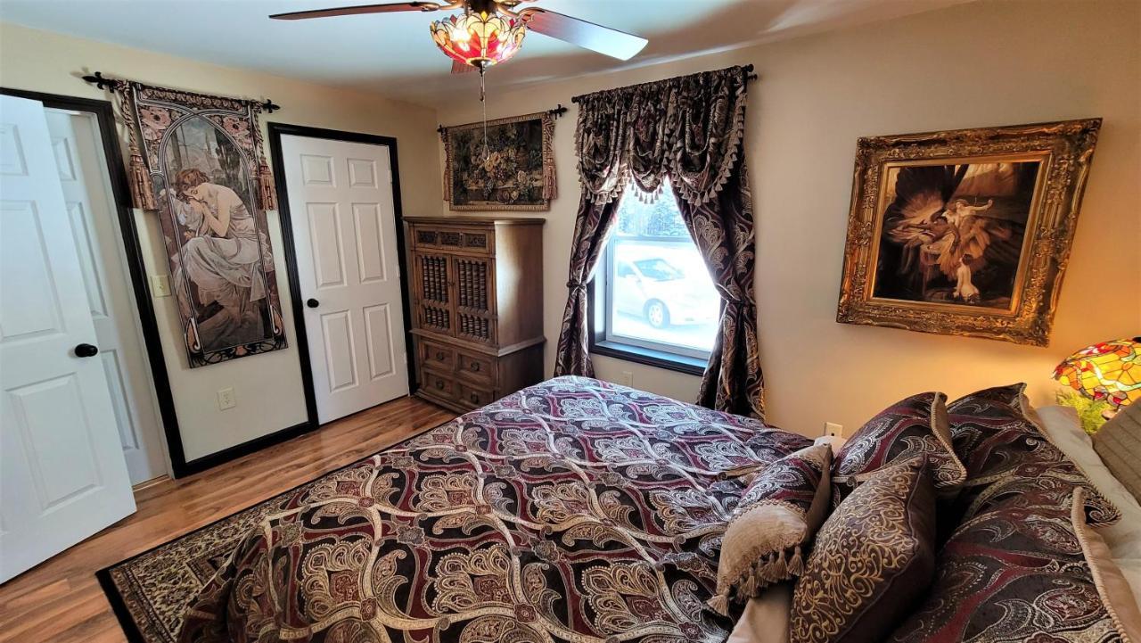 The Sovereign Suite Cozy And Convenient With Home Theater — 4-Star Luxury Hotel in Old Town, United States