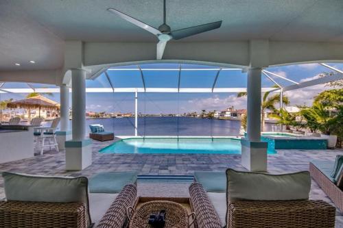 Gorgeous Lakefront Heated Pool Home great Wi Fi in Cape Coral — 4-Star Luxury Hotel in Cape Coral, United States