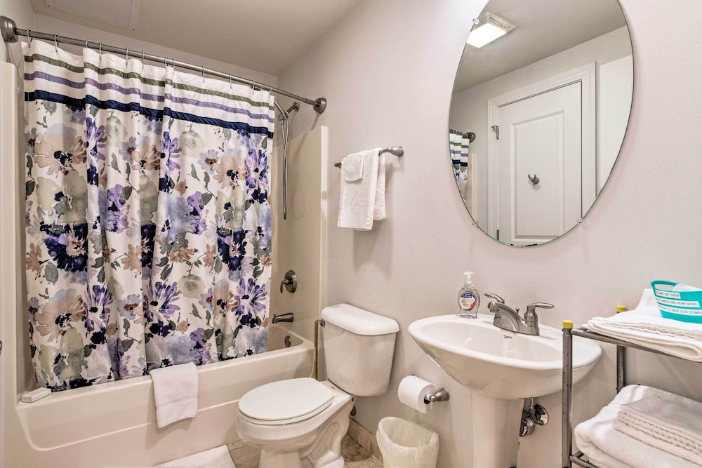 Sunny Beachfront Biloxi Condo with Resort Amenities - photo 3