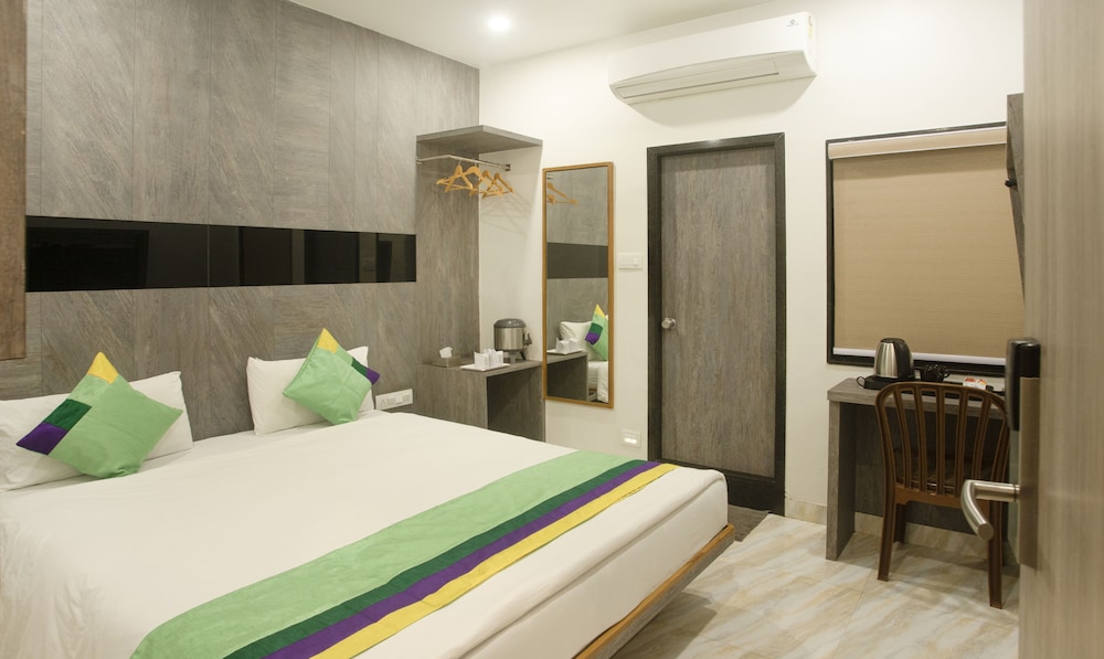 Treebo Urban 1 Km From Railway Station - carbon neutral hotel in Surat