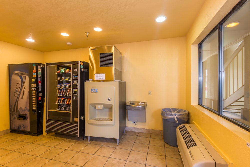 Super 8 by Wyndham Oklahoma Airport Fairgrounds West - photo 17